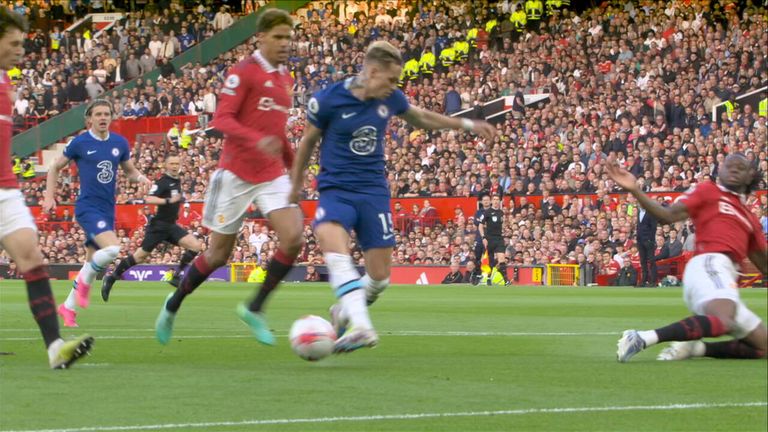 Tình huống Mudryk không thể băng cắt thành công dù pha căng ngang của Hall là thuận lợi