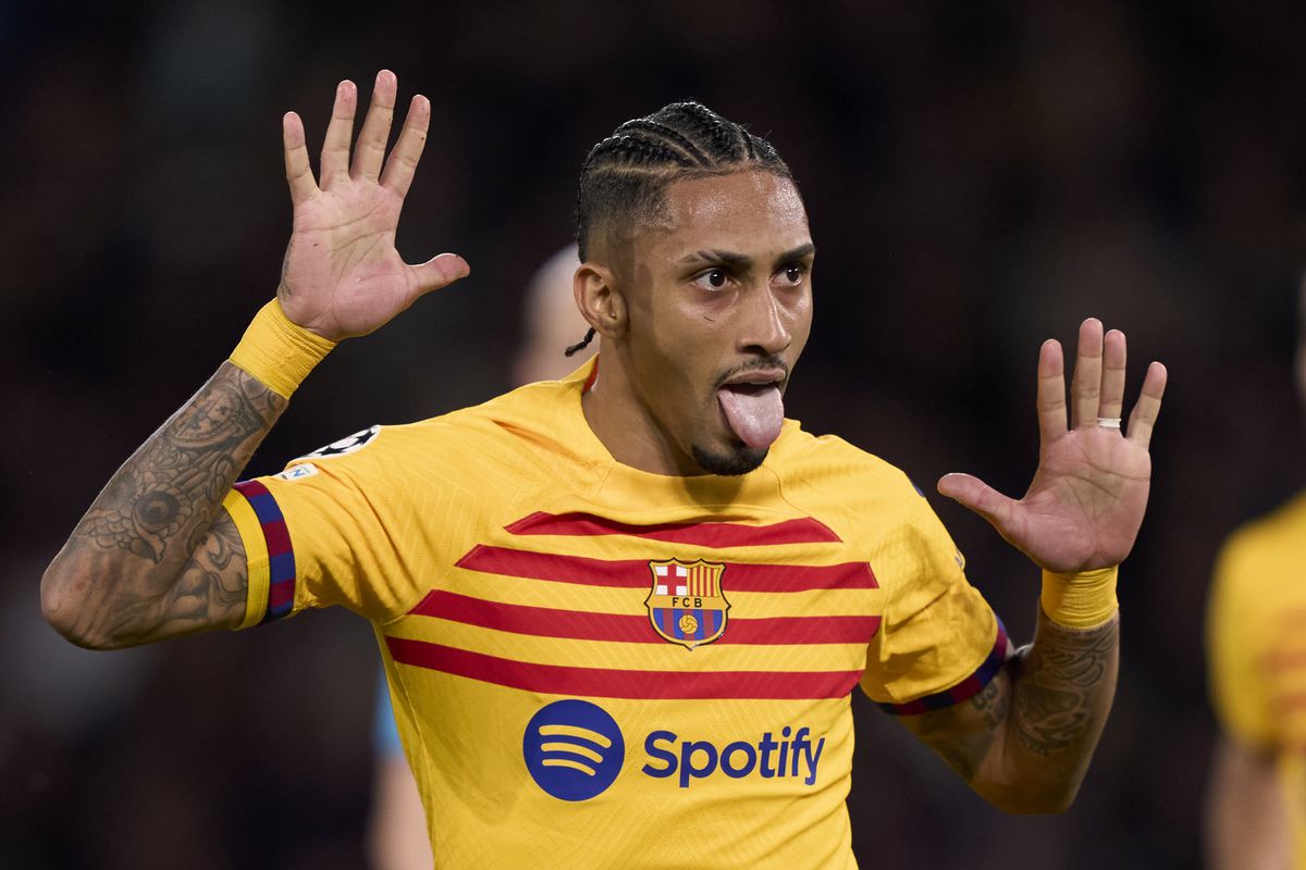 Raphinha mở tỷ số cho Barcelona sau tình huống ra vào không hợp lý của Donnaruma