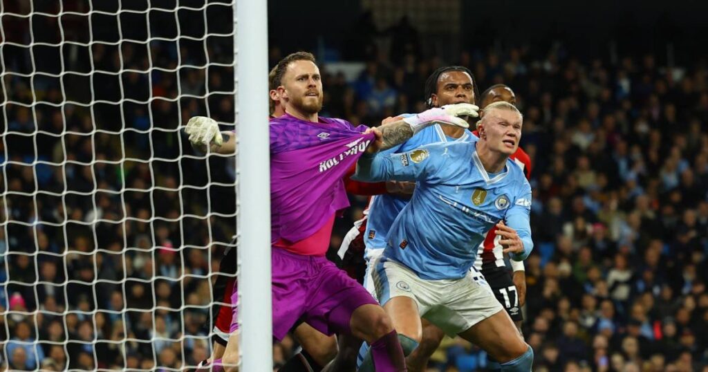 Thể chất mạnh mẽ, sự càn lướt cùng khả năng dứt điểm của Haaland khiến các thủ môn liên tục gặp khó khăn